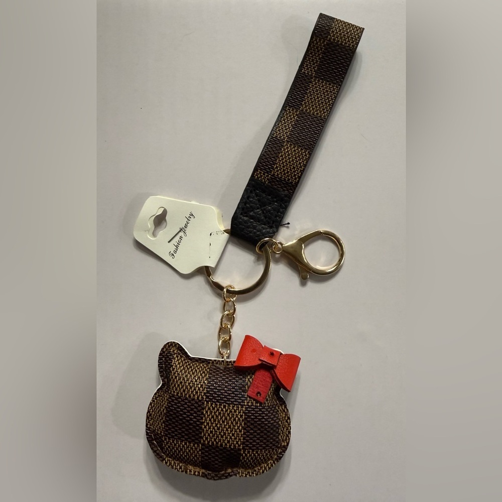 Ⓜ️Cat Purse Charm/ Keychain w/ Brown Checkered Design & Bold Red Accent Bow NWOT